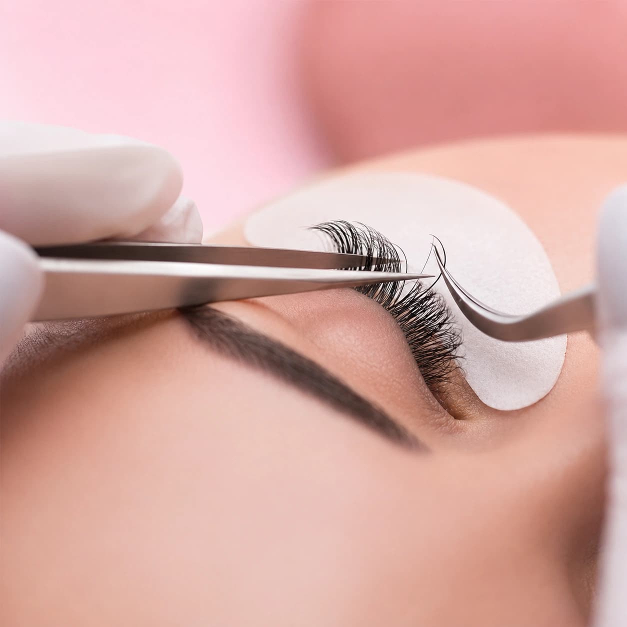 Aplicacion profesional de pestanas mega volumen en Anita Nails Academy